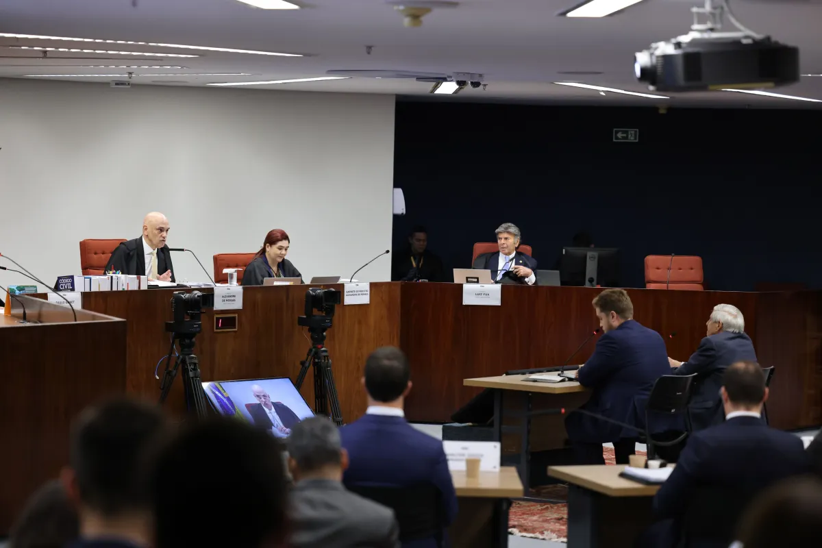  Às vésperas de julgamento, defesas intensificam busca por ministros do STF