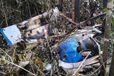 Avião cai e fica destruído em área rural; polícia busca piloto