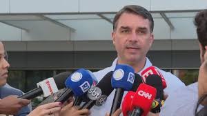  Bolsonaro confirma pré-candidatura de Flávio em carta antes de cirurgia
