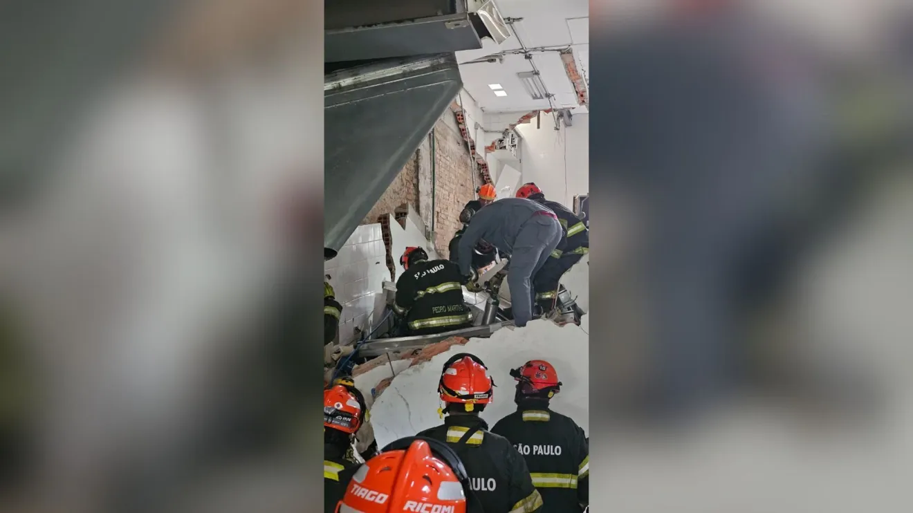  Bombeiros confirmam uma morte em desabamento de teto de restaurante em SP
