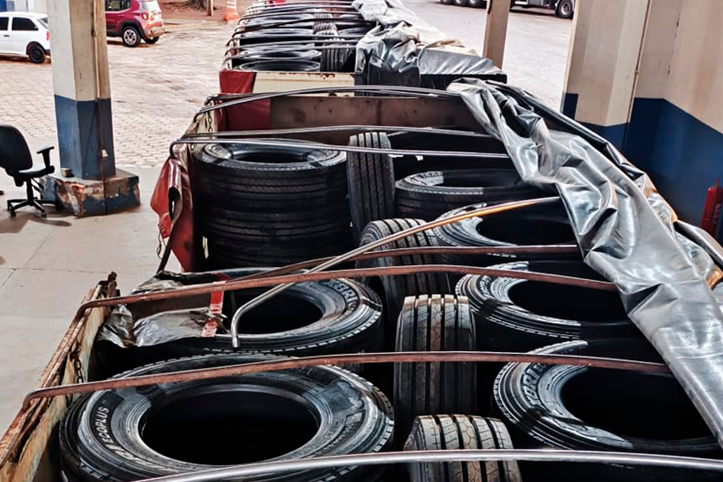 Carga com 312 pneus sem nota fiscal é retida pela fiscalização da Sefaz MT