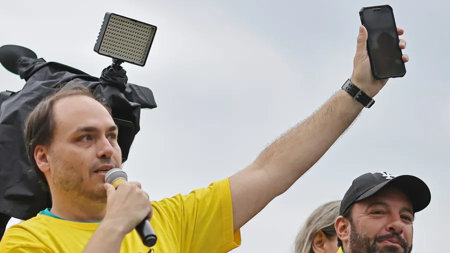 Carlos Bolsonaro divide direita em SC e ameaça racha na base de governador
