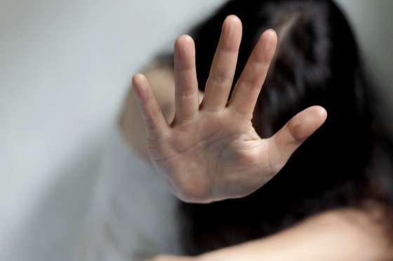 Casal que estuprou jovem com deficiente visual é condenado a 10 anos de prisão