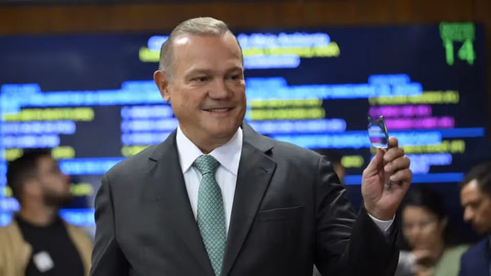 Com pesquisas favoráveis, Wellington Fagundes já fala em vencer eleição no primeiro turno