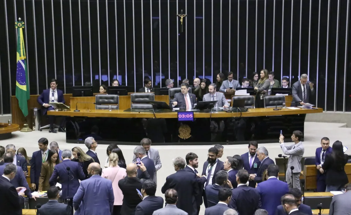 Congresso trava projetos que atendem decisão de Dino sobre supersalários