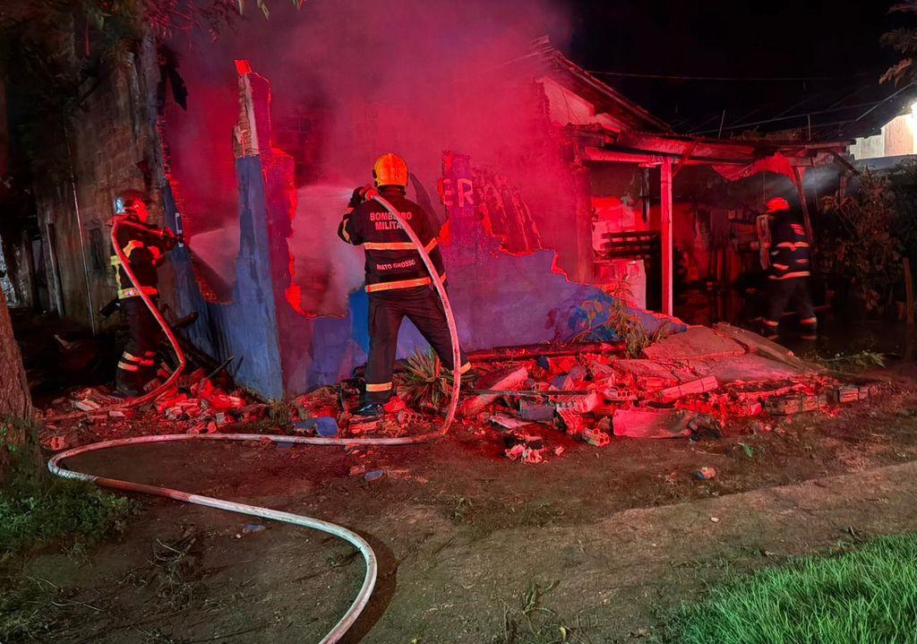Corpo de Bombeiros Militar combate incêndio em residência