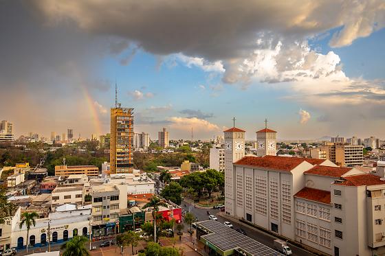 Cuiabá começa 2026 com calor e previsão de chuva em todos os dias da primeira semana