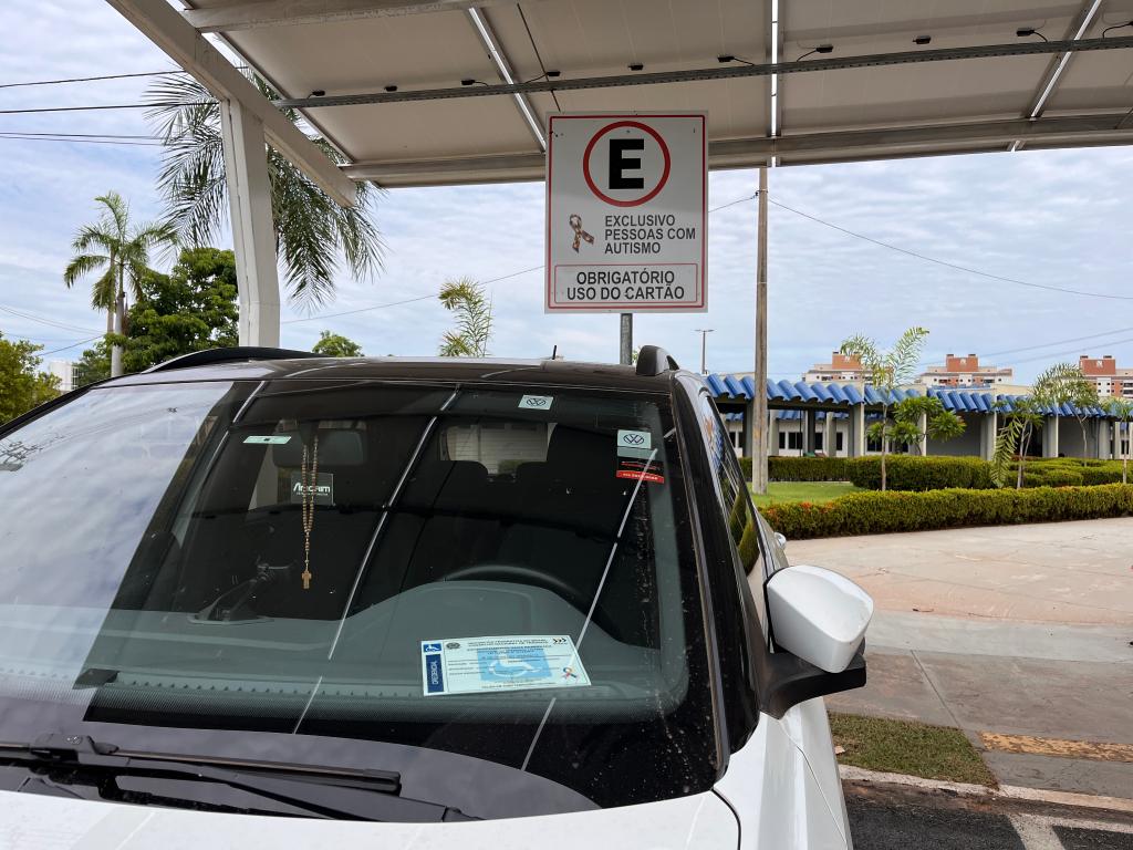  Detran-MT emite mais de 2.700 credenciais de estacionamento para pessoas com autismo