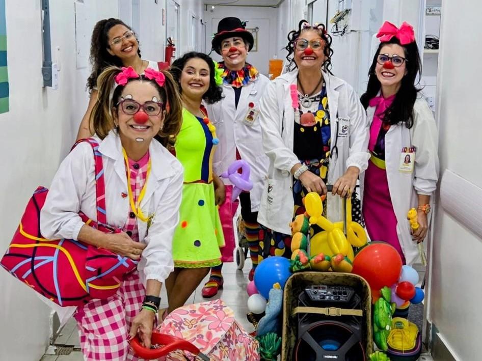  Doutores Palhaços animam pacientes do Hospital Estadual Santa Casa na Semana da Criança