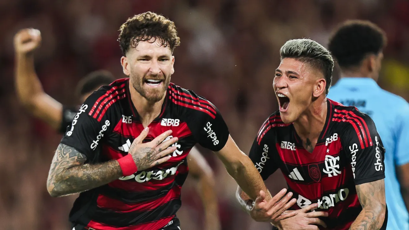 Em duelo agitado, Flamengo vence Santos e segue na cola do Palmeiras