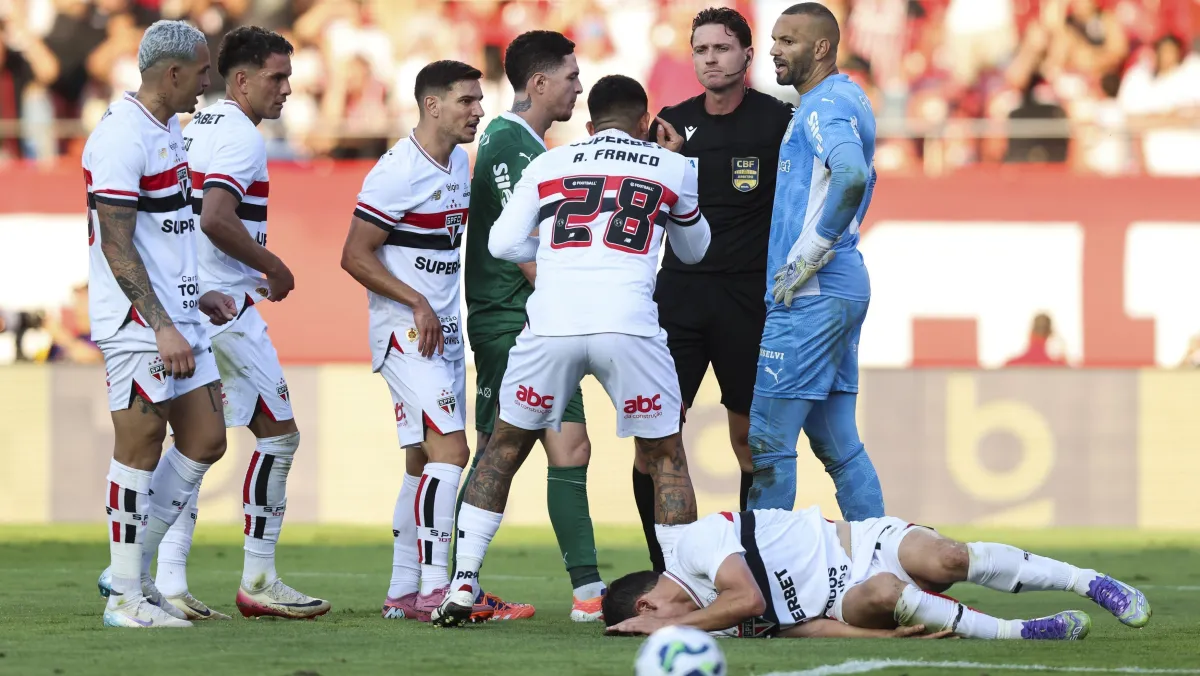  Em reunião com a CBF, São Paulo ouve áudios do VAR do Choque-Rei polêmico