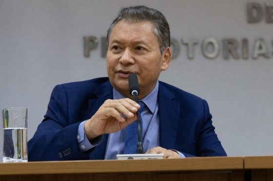 Ex-secretário deve permanecer em ação até cumprir acordo