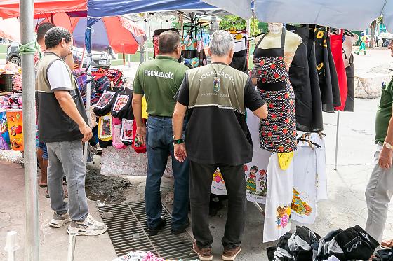  Fiscalização apreende mercadorias de ambulantes irregulares no Centro de Cuiabá
