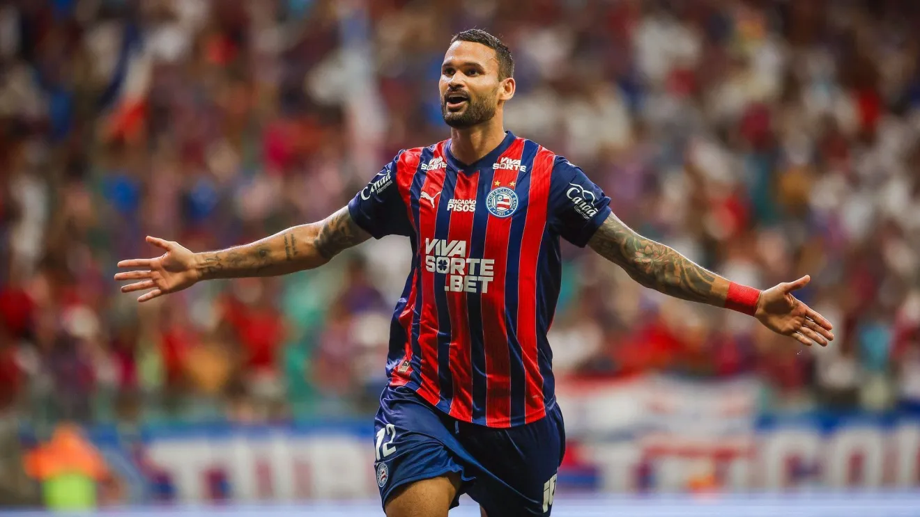  Flamengo sofre com expulsões, perde para o Bahia e vê Palmeiras virar líder