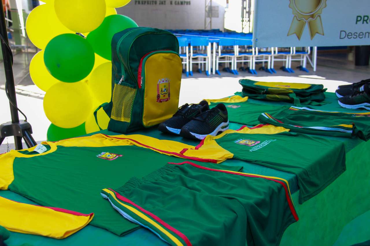  Flávia e Tião entregam novos uniformes para alunos da rede municipal