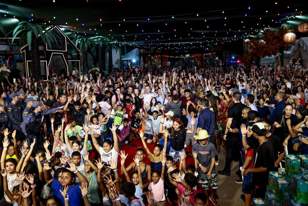  Governo de MT reúne mais de 17 mil crianças em noite de abertura do Dia do SER Família Criança