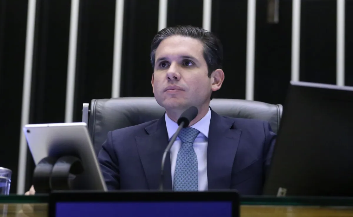 Hugo Motta avisa PL que vai pautar urgência da anistia hoje