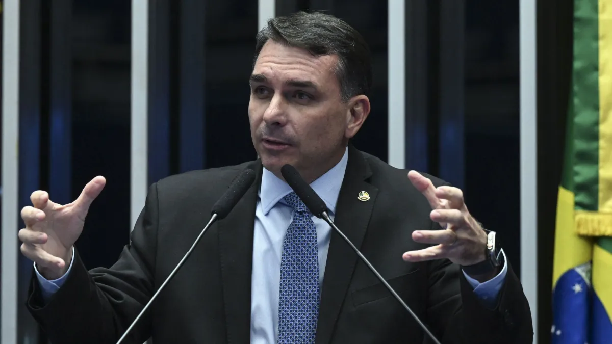 Lideranças veem escolha de Flávio como "balão de ensaio" de Jair Bolsonaro