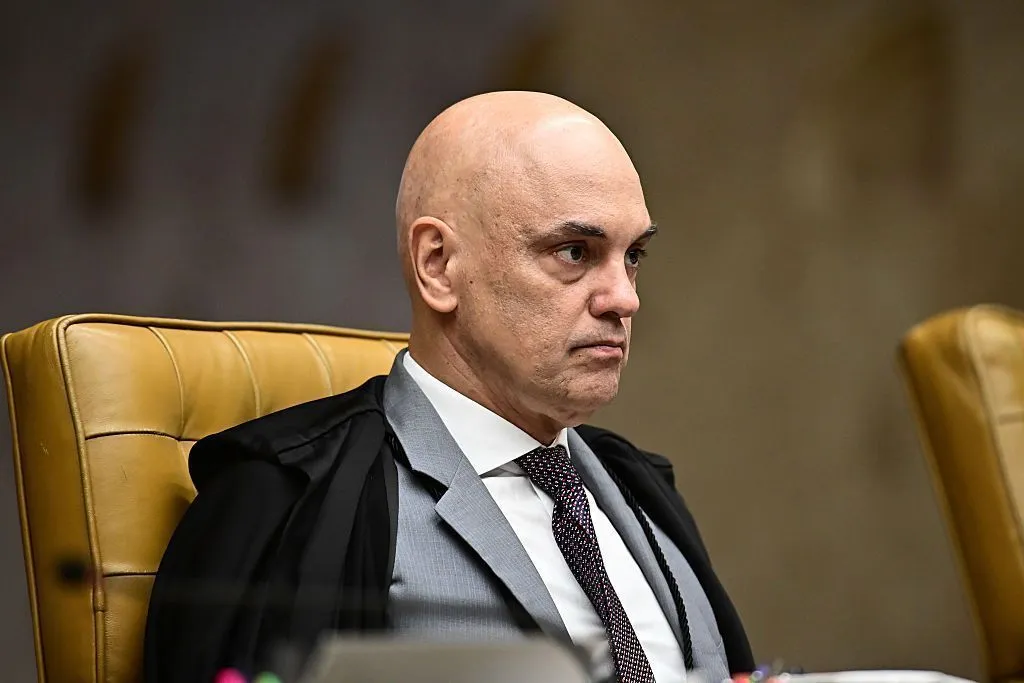  Moraes envia a Gilmar pedido de prisão domiciliar para Bolsonaro