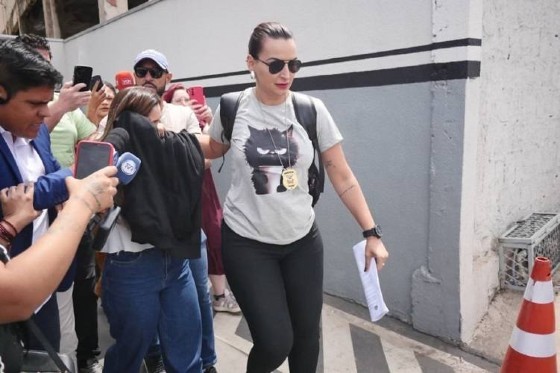 Mulher de PM se entrega e nega participação em assassinato de personal: “Sou inocente”; VEJA O VÍDEO