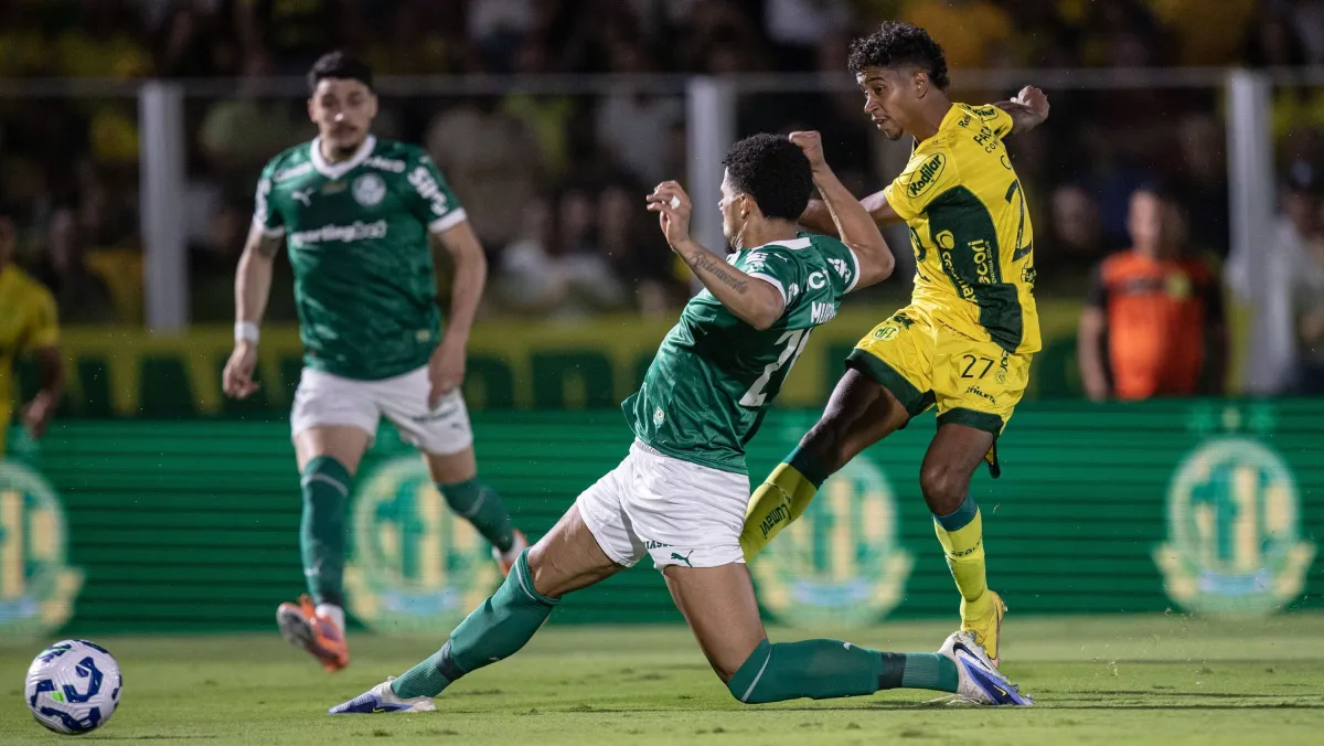 Palmeiras perde para o Mirassol e vê Flamengo colar na liderança