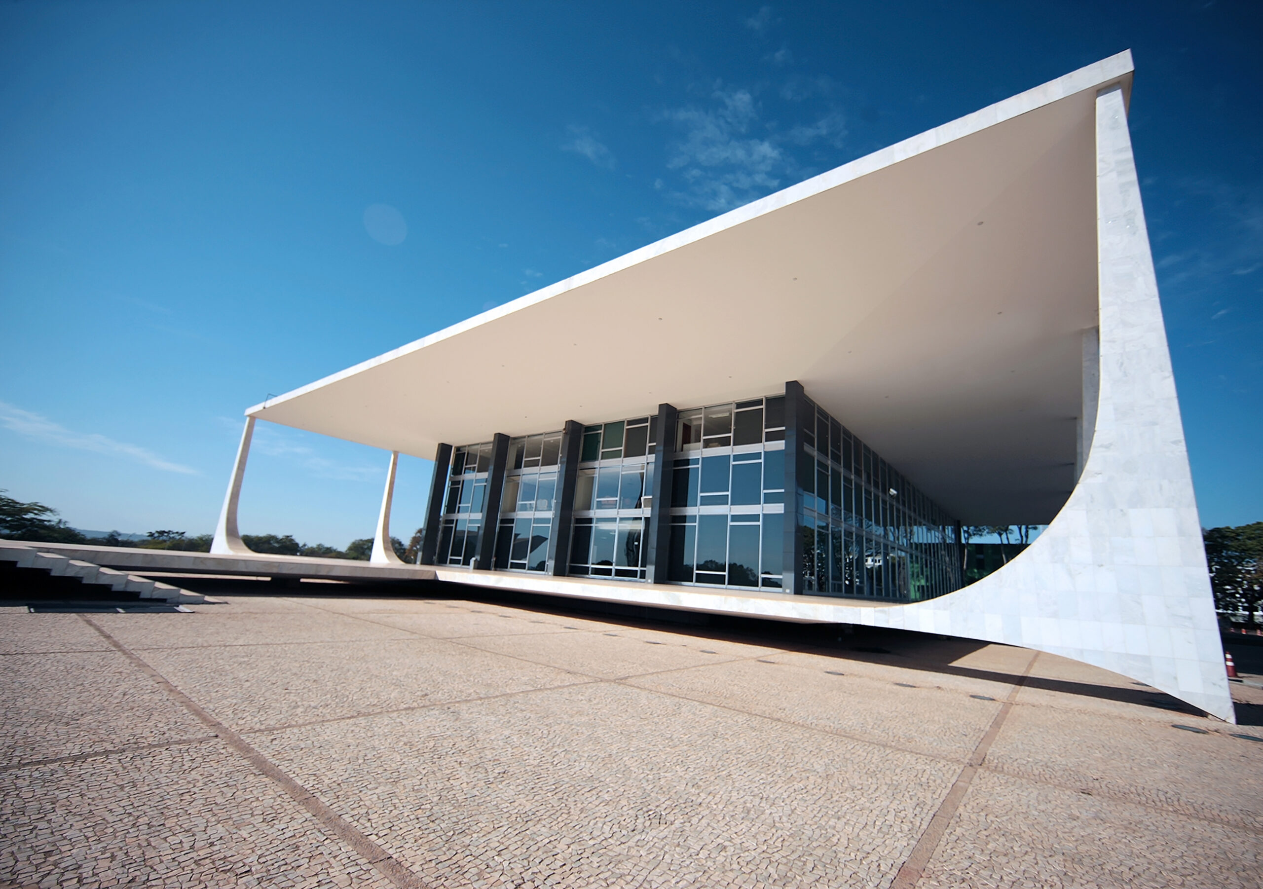 Plenário define tese sobre inelegibilidade em caso de substituição de chefe do Executivo por decisão judicial