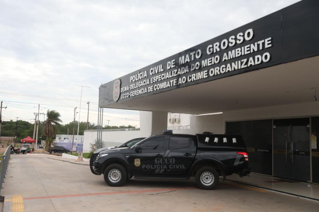 Polícia Civil prende líder de facção criminosa foragido de MT em praia em Niterói