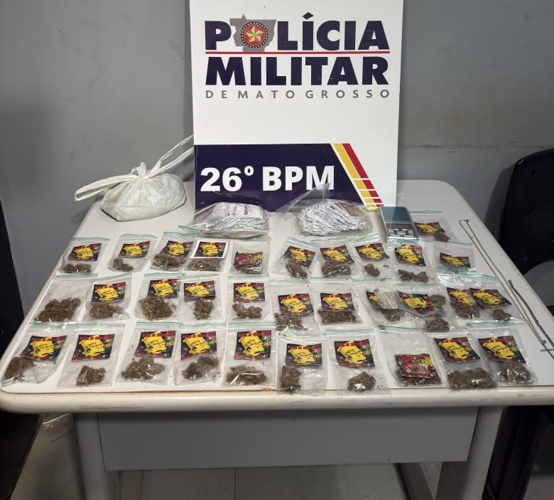 Polícia Militar apreende 132 porções de drogas e prende quatro homens por tráfico