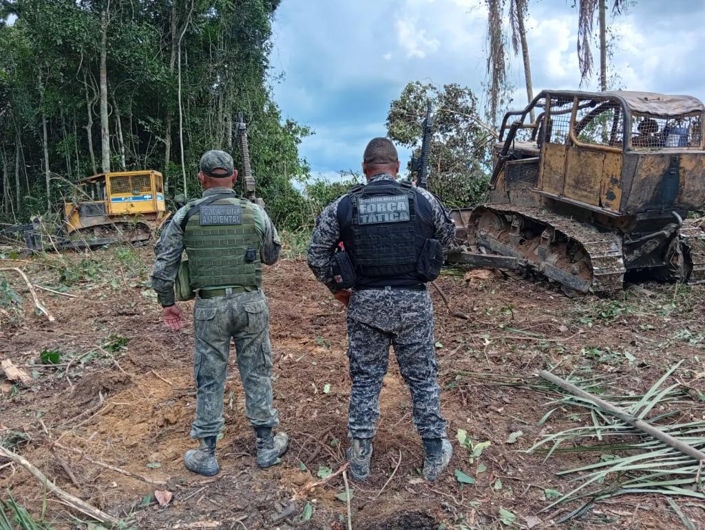  Polícia Militar apreende máquinas utilizadas em extração ilegal de madeiras em zona rural