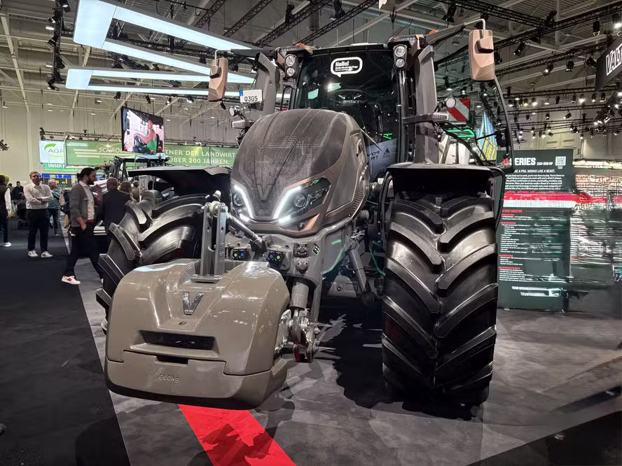 Trator 'falante' baseado em IA é uma das novidades de feira de tecnologia na Alemanha