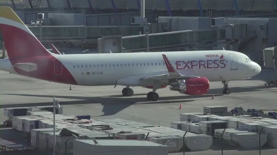  Trump diz que companhias devem considerar fechado espaço aéreo da Venezuela