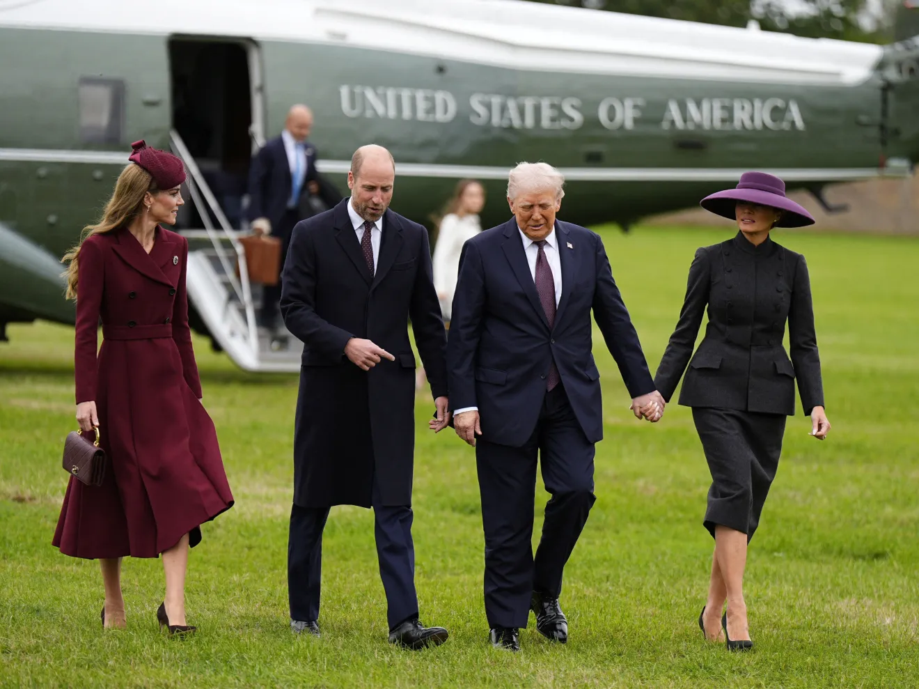 Trump troca presentes de luxo com o rei Charles III